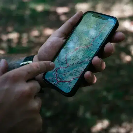 Une personne qui suit un parcours sur une carte de son téléphone portable