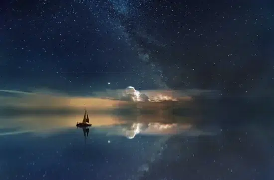 Un bateau qui vogue sur un ciel nocturne