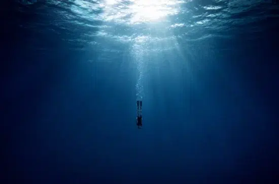 Un plongeur descend dans la mer. L'IA permet de plonger en soi.