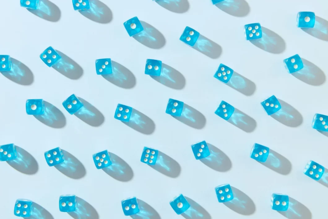 dirigeant analysant un jeu de dés dans un environnement professionnel — métaphore du pouvoir informel en entreprise